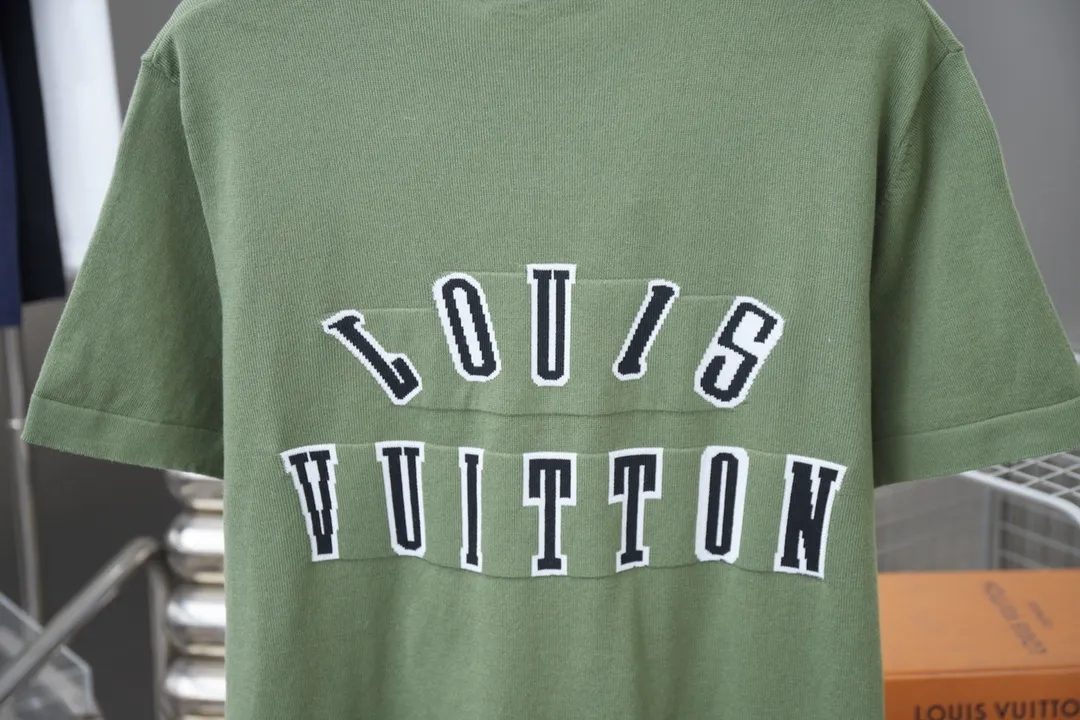 🅿️200 LV Louis 25ss new short-sleeved crew neck shirt is made of high-quality cotton, with contrasting intarsia depicting a smart hound pattern. The brand logo is decorated on the front and back, injecting new ideas into daily wear for dog lovers! Same style for men and women Size: S.M.L.XL